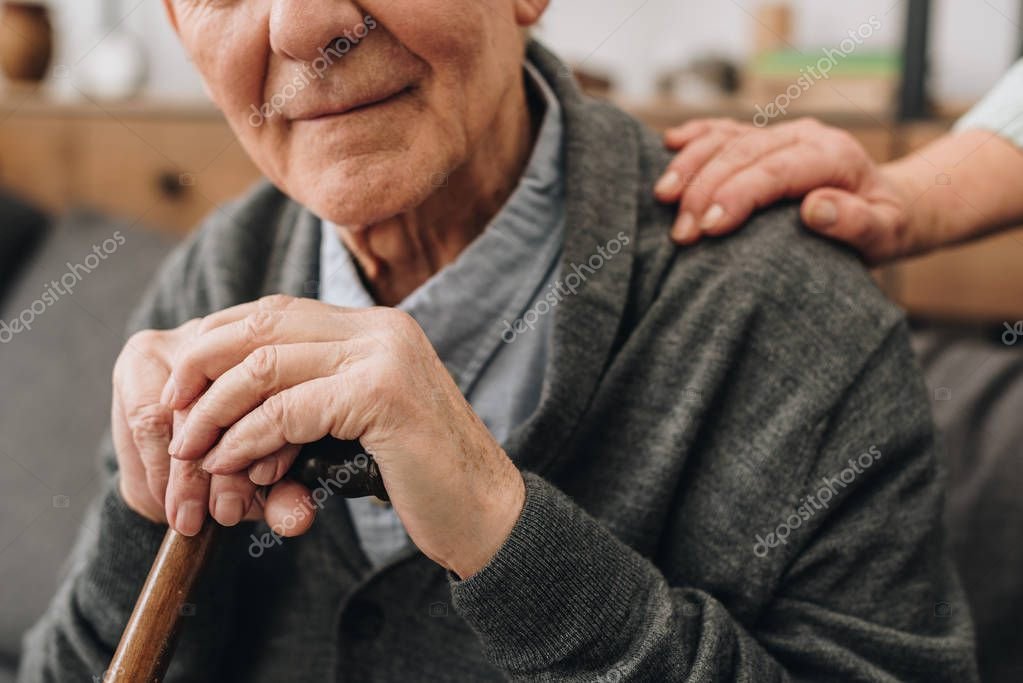 Seniorin mit Formular und Brille