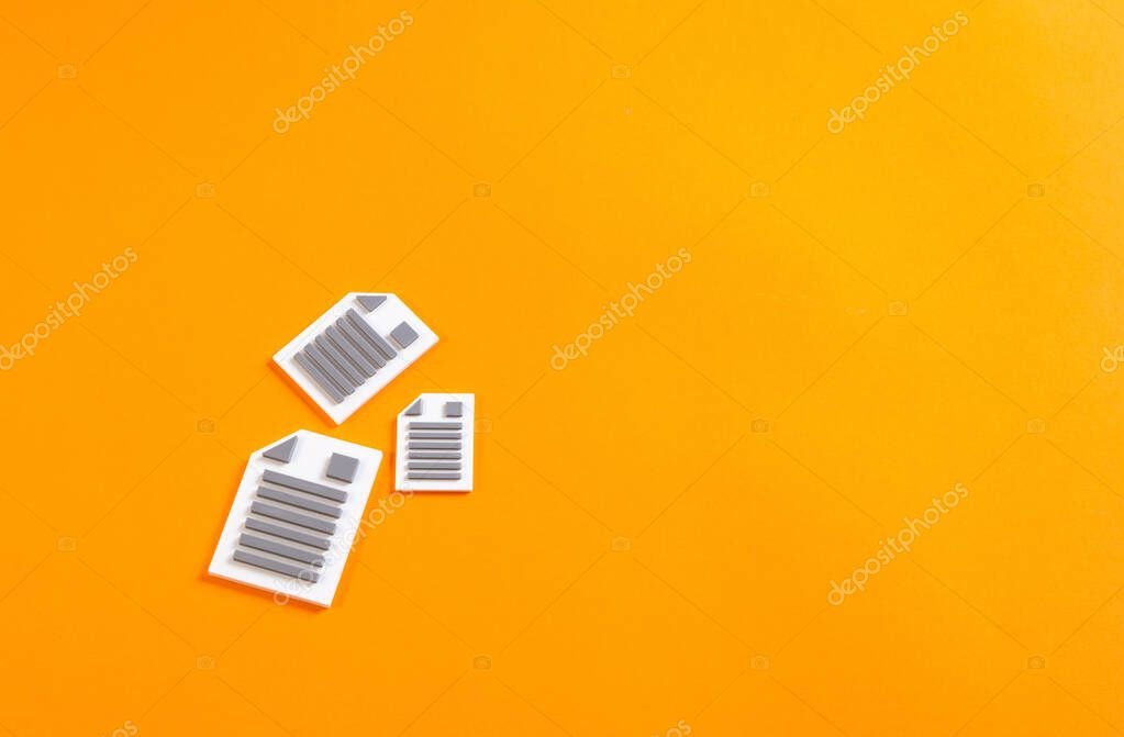 Aktenstapel und Stempel als Symbol für Bürokratieabbau