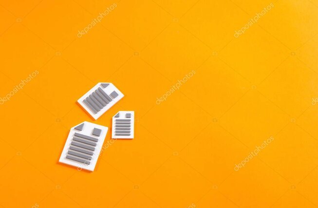 Aktenstapel und Stempel als Symbol für Bürokratieabbau