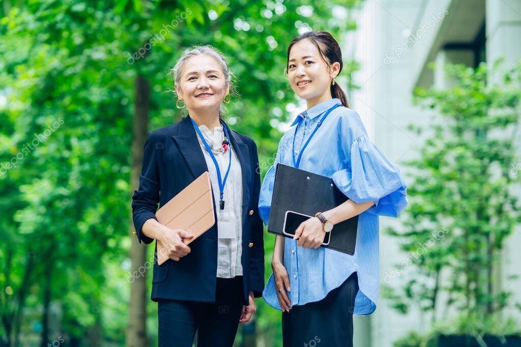 Jung und Alt Hand in Hand