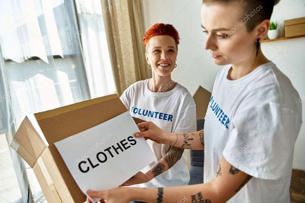 Ehrenamtliche verteilen Infomaterial