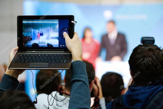 Mikrofone bei Pressekonferenz
